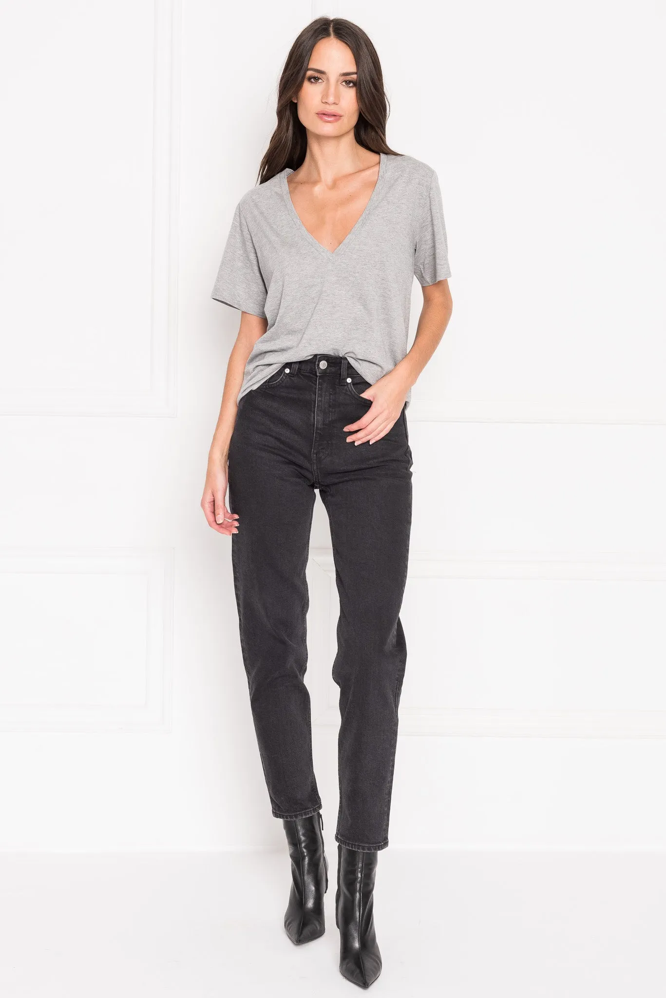 CECILIA | Deep V-neck Tee