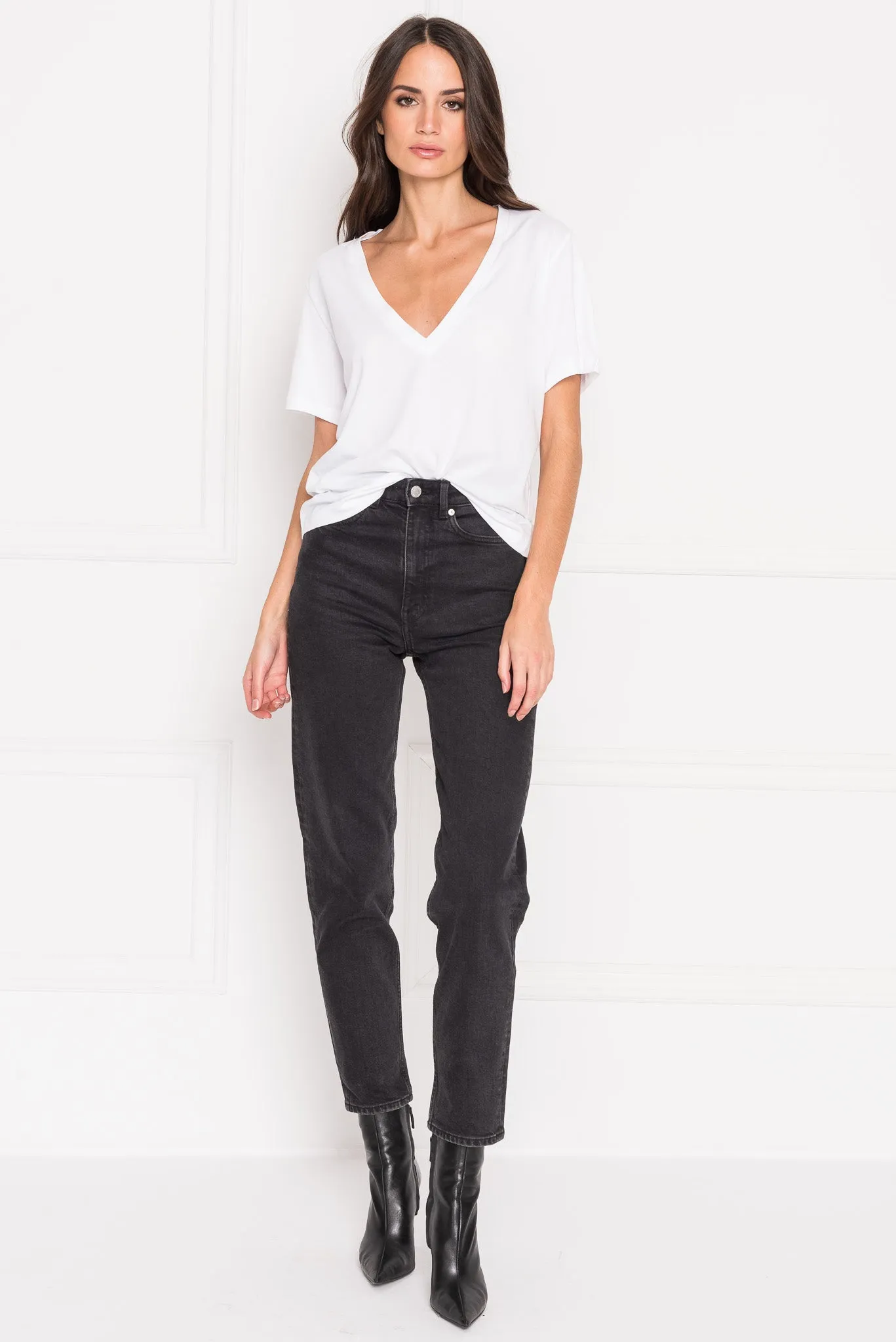 CECILIA | Deep V-neck Tee